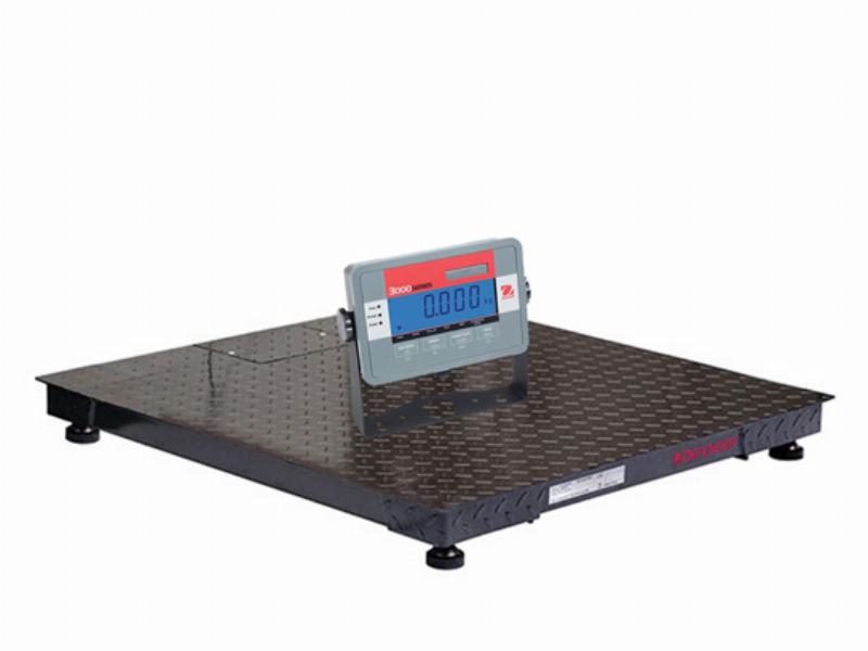 Xe nâng tay inox di chuyển pallet chứa hàng hóa được đếm theo pcs trong môi trường kho bãi